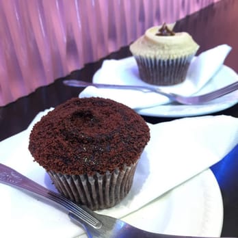 The Hummingbird Bakery - Brooklyn Blackout in the foreground, my gf's salted caramel in the background. - Bakeries Near Me - London, XGL The Hummingbird Bakery - Brooklyn Blackout in the foreground, my gf's salted caramel in the background. - Bakeries Near Me - London, XGL
