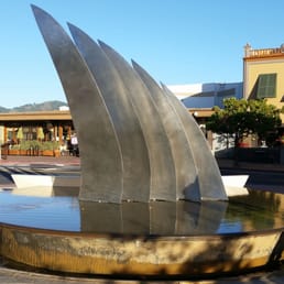 Beautiful dynamic fountain located in the town center of Tiburon, CA just north of San Francisco in Marin County. Beautiful dynamic fountain located in the town center of Tiburon, CA just north of San Francisco in Marin County.