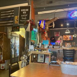 The 605 Restaurant & Bar - Cute place friendly atmosphere
