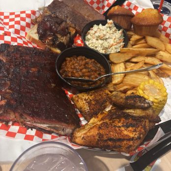 Famous Dave's Bar-B-Que - Barbeque Near Me - Sandusky, Ohio