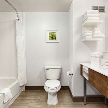 Hampton Inn Morganton - Guest room bath - Hotels Near Me - Morganton, North Carolina