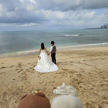 Queen's Surf Beach - Happiness to the bride and groom! - Beaches Near Me - Honolulu, Hawaii Queen's Surf Beach - Happiness to the bride and groom! - Beaches Near Me - Honolulu, Hawaii