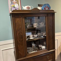 Royal Tea On King - China cabinet