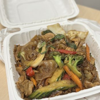 Rose Garden - Pad Kee Mao chicken - Thai Near Me - Vacaville, California