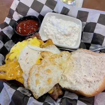 Howie's on La Crosse - Breakfast burger - New American Near Me - La Crosse, Wisconsin Howie's on La Crosse - Breakfast burger - New American Near Me - La Crosse, Wisconsin
