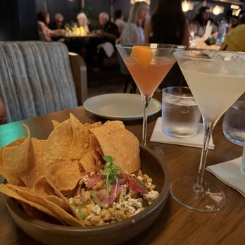 Earls Kitchen + Bar - Cocktail Bars Near Me - Honolulu, Hawaii