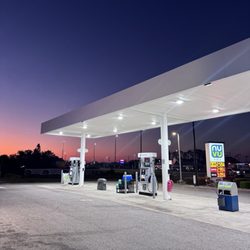 Nuvu Fuels - Clean and well lighted store.
