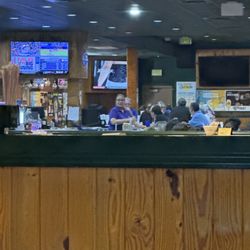 Gator's Dockside - Bar area