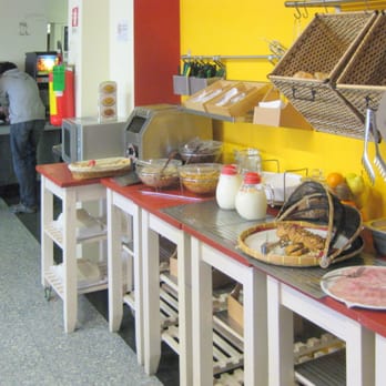 Ostello Dante - Atenção à variedade do café da manhã. Ao fundo tem máquinas de café e suco. Incluído no preço. - Hostels Near Me - Ravenna, RA Ostello Dante - Atenção à variedade do café da manhã. Ao fundo tem máquinas de café e suco. Incluído no preço. - Hostels Near Me - Ravenna, RA