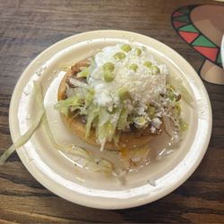 Sope de Al pastor. $4 y está más pequeño que la palma de mi mano. El al pastor no tenía NADA de sabor.