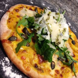 Osteria Amici - Kürbis Pizza mit Parmesansplitter und Rucola