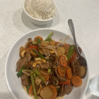 Salaya Plant-Based Kitchen - Spicy Cashew Nuts with Veggie Beef - Thai Near Me - Los Angeles, California Salaya Plant-Based Kitchen - Spicy Cashew Nuts with Veggie Beef - Thai Near Me - Los Angeles, California
