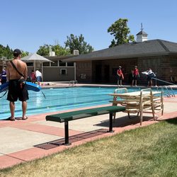 Meadow Hills Pool - Cagada en la piscina.