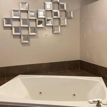 Belamere Suites - Jacuzzi bath for 2 - Hotels Near Me - Perrysburg, Ohio Belamere Suites - Jacuzzi bath for 2 - Hotels Near Me - Perrysburg, Ohio