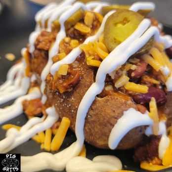 Pig & Grits - SMOKEHOUSE CHILI SPUD - Barbeque Near Me - Burnsville, North Carolina Pig & Grits - SMOKEHOUSE CHILI SPUD - Barbeque Near Me - Burnsville, North Carolina