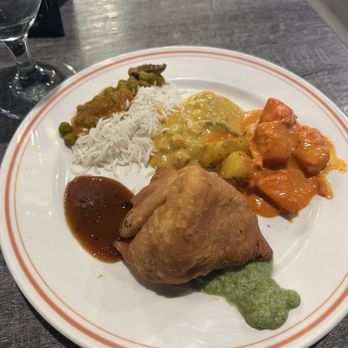 Tandoori Palace - Tamarind sauce, Vegetable Samosa, mint sauce, chicken tikka masala, jeera aloo, navratan korma, mushroom mattar - Indian Near Me - Encinitas, California