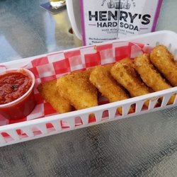 Dolphin bar & grill - Mozzarella Triangles