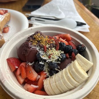 Waffle and Berry - Acai Bowl - Waffles Near Me - Honolulu, Hawaii