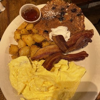 Cafe Raymond - Guys breakfast with bacon and scrambled eggs - Breakfast & Brunch Near Me - Pittsburgh, Pennsylvania