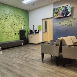Very clean, professional-looking waiting area. Very clean, professional-looking waiting area.