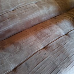 Here's the "second bed" in the room that comfortably sleeps 5. this is after I cleaned it, when we arrived it was coated in pet hair.