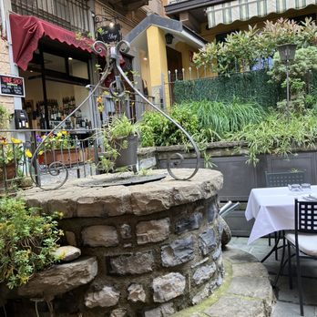 Antico Pozzo - There is an old well in the restaurant patio! - Italian Near Me - Bellagio, AG