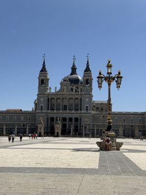 Catedral de Santa María la Real de la Almudena by null