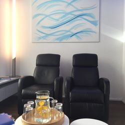 float Schwabing - Lounge-Bereich mit super bequemen Sesseln und Erfrischungsgetränk.