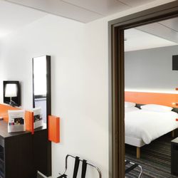 Hôtel ibis Styles Caen Centre Gare - Chambres communicantes. 1 chambre avec grand lit + salle de bain et 1 chambre lits jumeaux avec salle de douche qui communique entre elles.