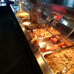 Strand Kök & Bar - Lunchbuffé sedd från varmrättssidan. Grönsakssidan syns tyvärr inte. Bakom ryggen finns bröd och såser.