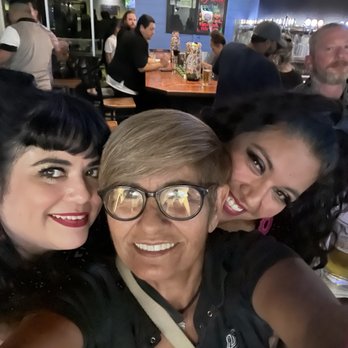 Lefty's Draft House - Great place to meet up with friends - Sports Bars Near Me - San Antonio, Texas
