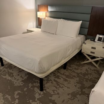 Lakehouse Resort - Hotels Near Me - San Marcos, California