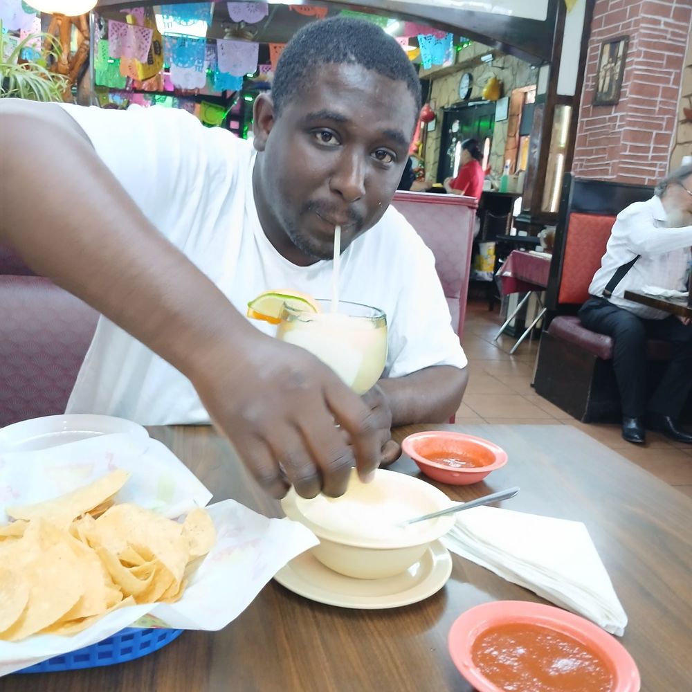 10 De Mayo - Chips an salas an white queso - Mexican Near Me - Beaumont, Texas