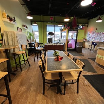 Berryblendz - a dining area with tables and chairs - Juice Bars & Smoothies Near Me - Lakeville, Minnesota