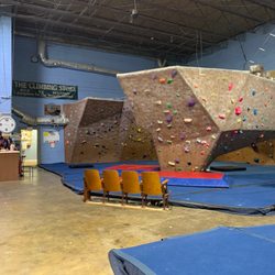 Wall Crawler Rock Club - Bouldering Cave