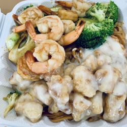 Thaimax - 8. Coconut Chicken with shrimp and broccoli over lo mein