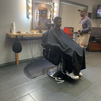 Berry's Barber Shop - Barry at work - Barbers Near Me - Kent, Washington Berry's Barber Shop - Barry at work - Barbers Near Me - Kent, Washington