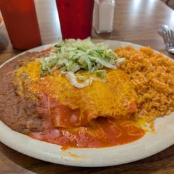 Com o #4, two cheese and onion enchiladas with rice and beans.