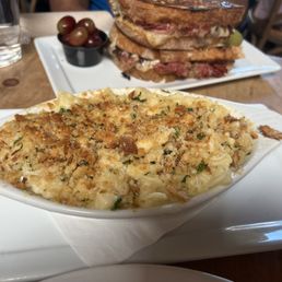Mac and cheese and pastrami sandwich Mac and cheese and pastrami sandwich