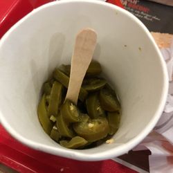 Burger King - Nach Reklamation bekam ich keinen neuen Burger, sondern ein Becher Jalapenos zum selbst drauf tun.