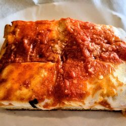 6-14-26. Upside down slice. Tastes better than it looks. Crispy crust that isn't too dense with a bit of a sweet sauce.....very good.