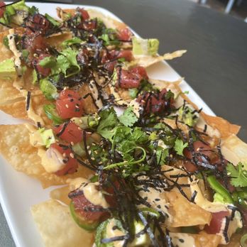 Yard House - Poke Nachos - Bars Near Me - Hallandale Beach, Florida