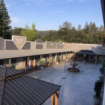 The Old West Inn - Court yard - Hotels Near Me - Willits, California
