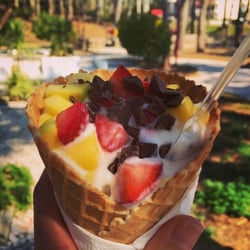FINI - Iogurte gelado com manga, morangos e chocolate negro