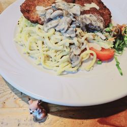 Spätzle Club - Schnitzel with mushroom cream sauce and Spätzle