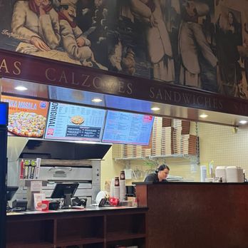 Me-n-Ed's Pizzeria - Pizza Near Me - Oakhurst, California