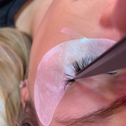 Amore Beauty Studio - Correct Isolation of lash - with handmade volume lash fans