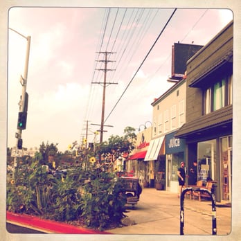 The Juice - Peeps waiting to be served but leaving after a few minutes since the door was closed and it's after 8 am. - Live/Raw Food Near Me - Los Angeles, California