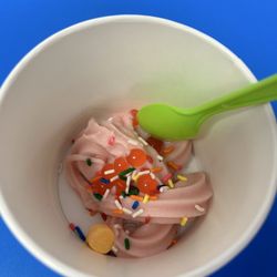 Yummis Frozen Yogurt and Cafe