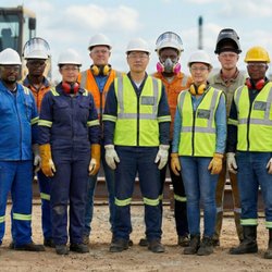 Drollis Safety Supply - People using Drollis Safety Supply gear on a jobsite
